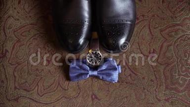 男人`配饰时尚。 领结或领结、腕表、皮鞋